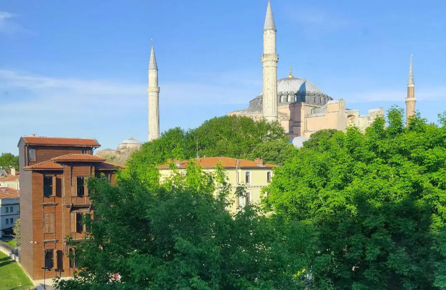 Istanbul: Century History and Intellectual Tourism